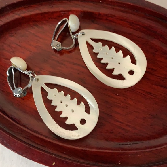 Asian MOP Shell Pagoda Tear Drop Clip on Earrings - Picture 3 of 3